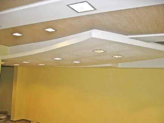 תקרת גבס מונמכת עם קורה מעוגלת ותאורה שקועה